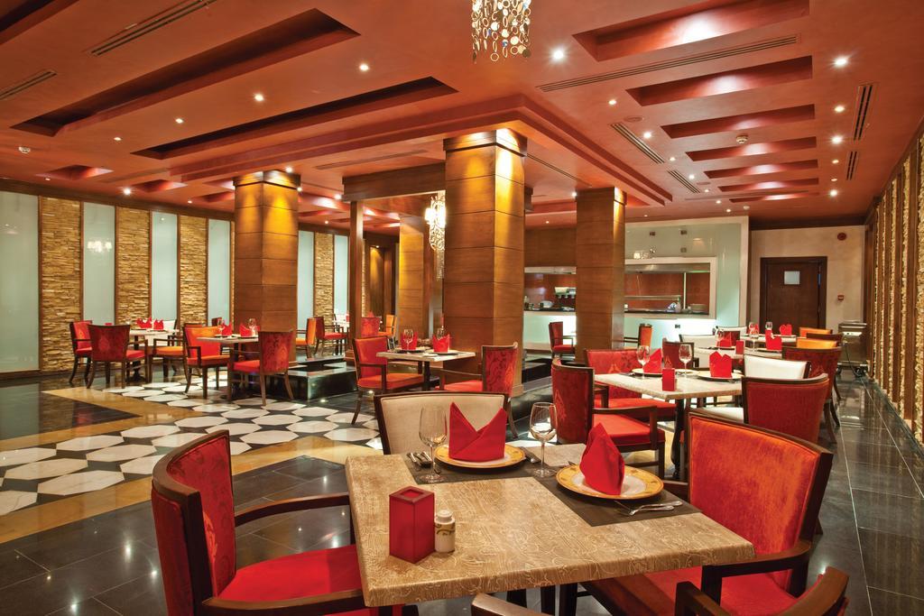 Sunrise Arabian Beach Resort Sharm El-Sheikh Exterior foto The restaurant at the hotel