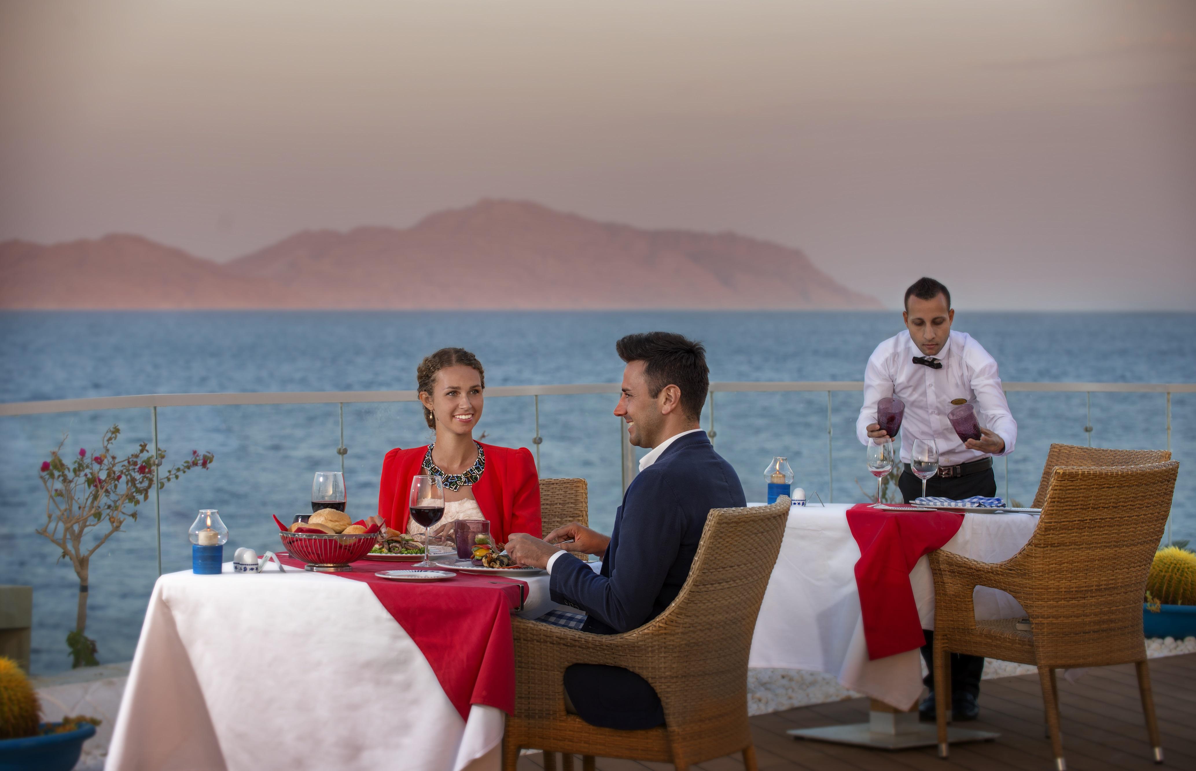 Sunrise Arabian Beach Resort Sharm El-Sheikh Exterior foto A waiter serving wine at a restaurant