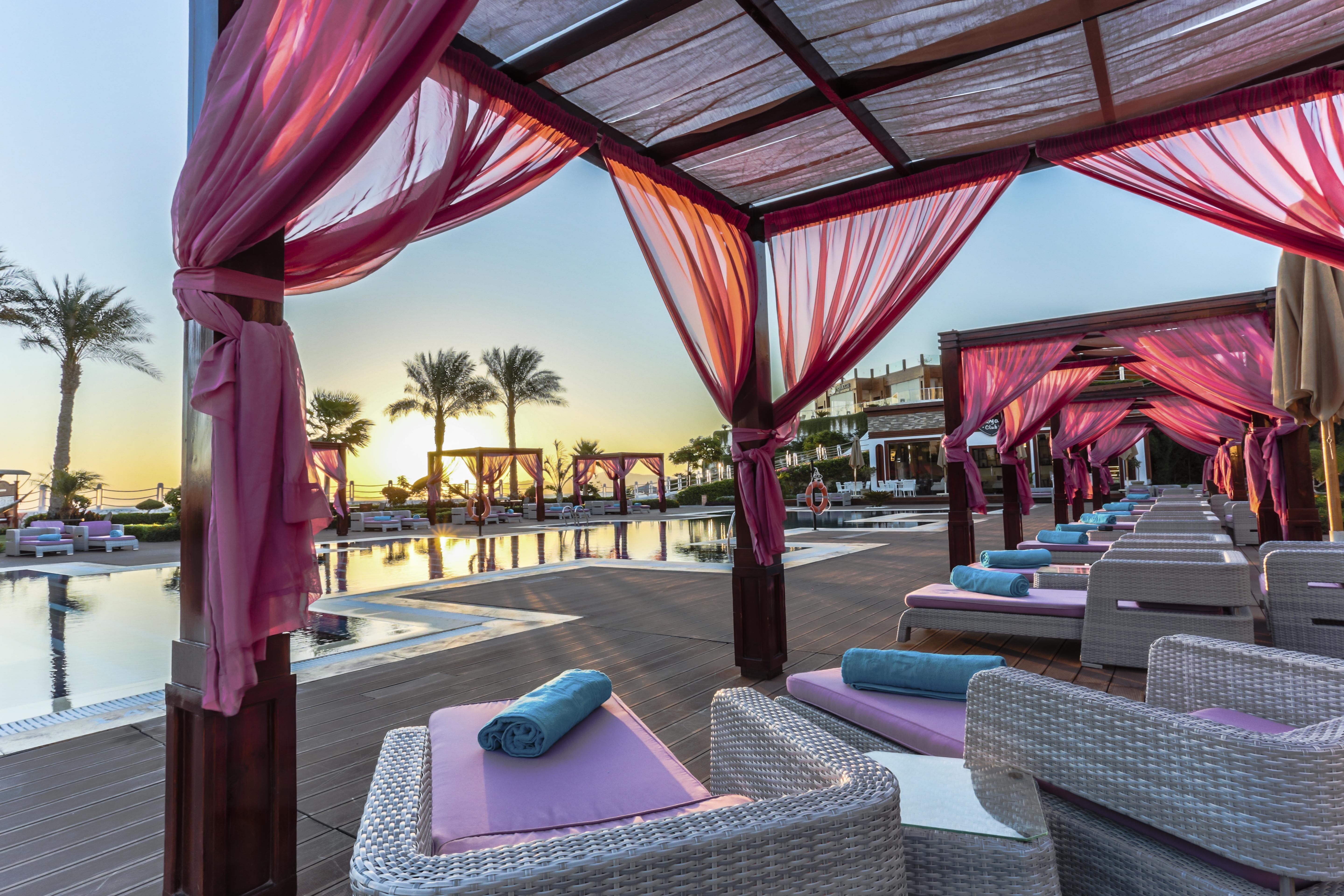 Sunrise Arabian Beach Resort Sharm El-Sheikh Exterior foto The pool at the resort
