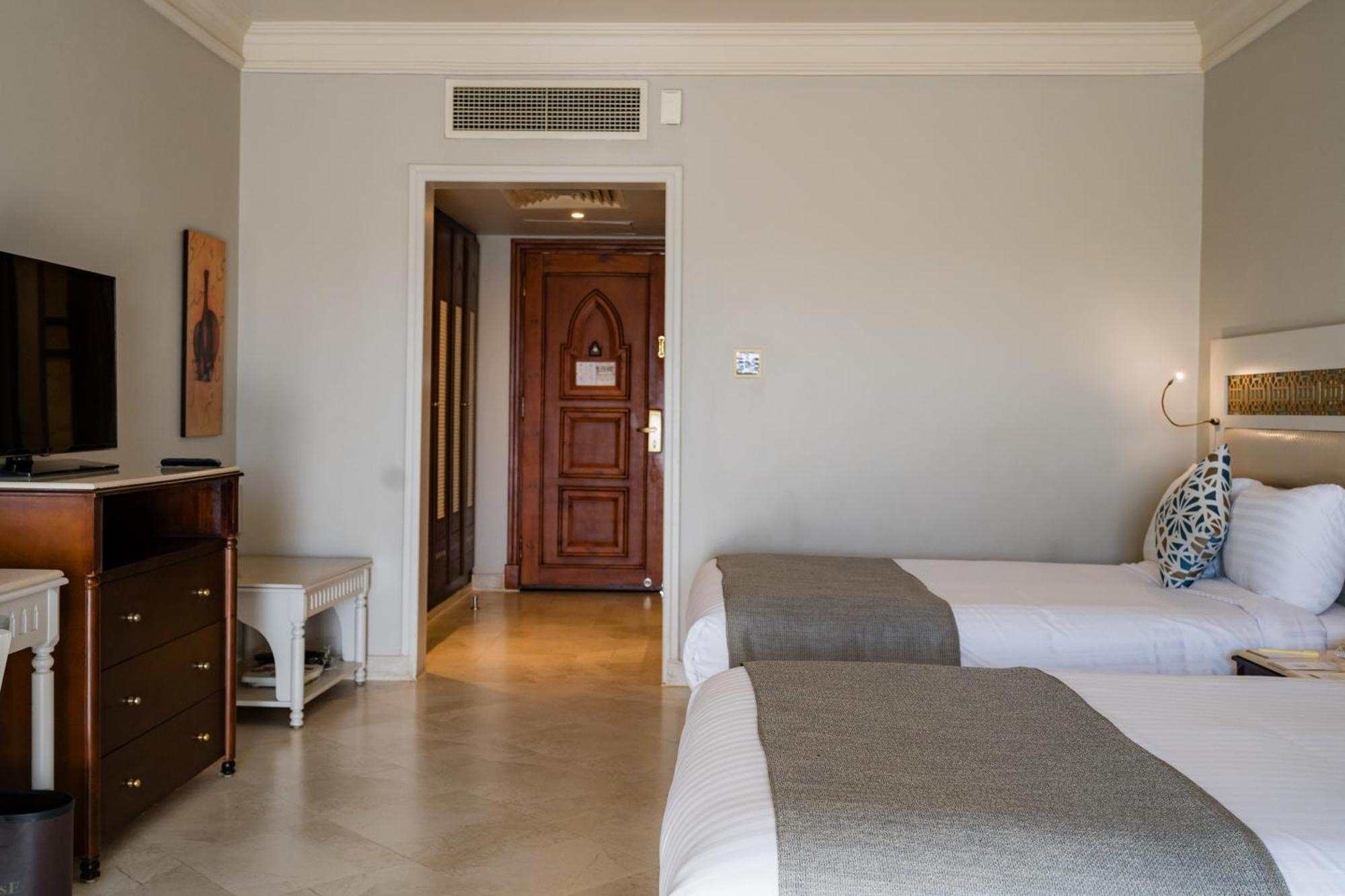 Sunrise Arabian Beach Resort Sharm El-Sheikh Exterior foto A room at the hotel