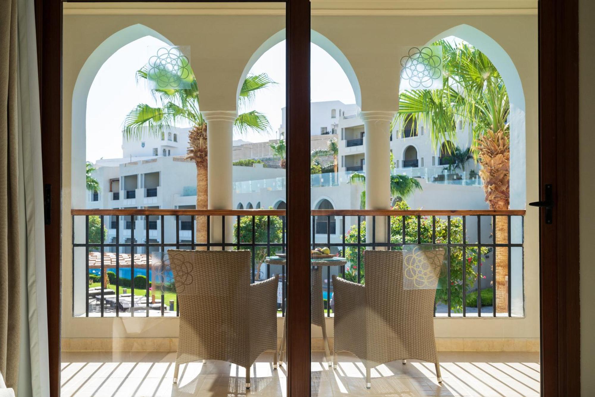 Sunrise Arabian Beach Resort Sharm El-Sheikh Exterior foto A balcony at the hotel