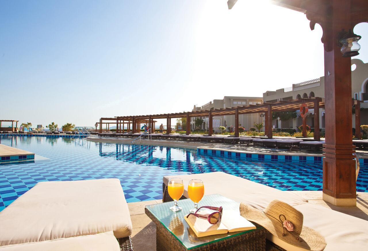 Sunrise Arabian Beach Resort Sharm El-Sheikh Exterior foto The pool at the hotel